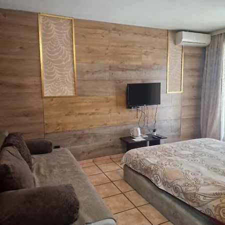 玛雅旅馆 3* 诺威萨